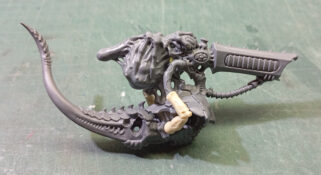 Unión del brazo derecho del torso a la bioarma