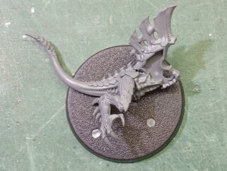 Torso con la pierna derecha